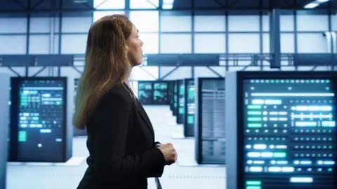 IT professional supervising data center workplace, checking hardware Foto stock