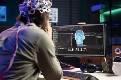 IT professional using EEG headset to communicate with artificial intelligence Stockfoto's