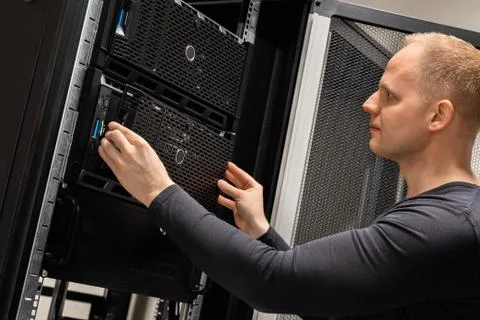 IT Professional Working With Servers In Large Datacenter Foto stock