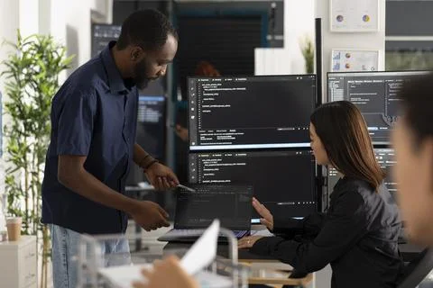 IT professionals collaborating on web development project 库存照片