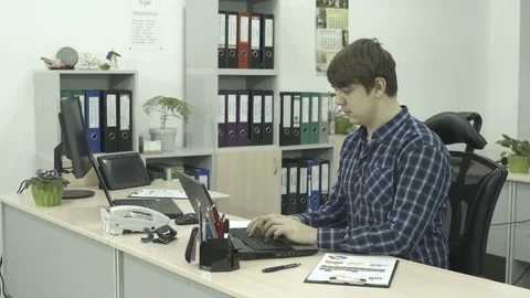 It Programmer Are Working On Computers In A Bright Office Room 스톡 동영상 75614161