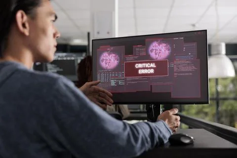 It programmer reading system error message on computer monitor Foto stock