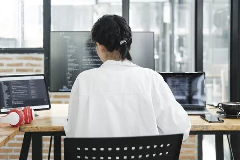 IT Programmer Starts Working on Desktop Computer. Fotos de archivo