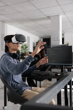 It programmer wearing virtual reality headset to code new server interface 库存照片