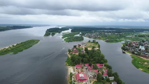 It rises to the top of the river and the islands Video stock 159884138