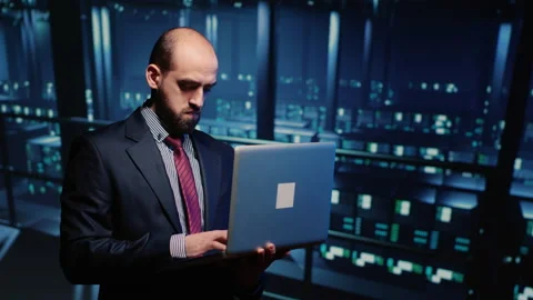 IT server engineer inspecting working computer processor 库存影片 233222122