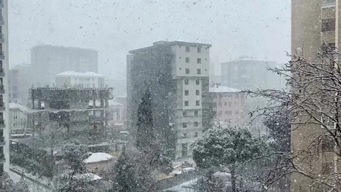 It is snowing in the city. Video stock 197113548