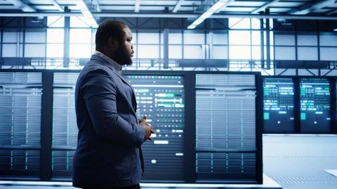 IT specialist doing evaluation of data center workspace 스톡 사진