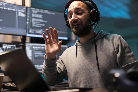 IT Specialist Explaining Code During Online Collaboration Stockfoto's