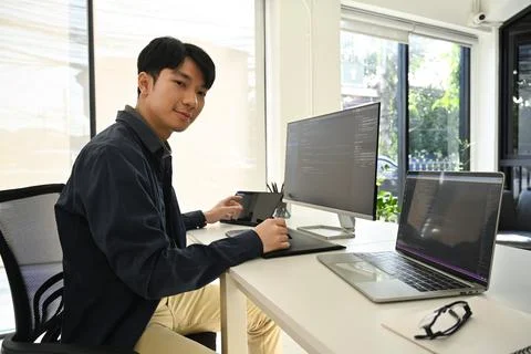 IT specialist man checking debugging system on large curved monitor, working in Foto stock