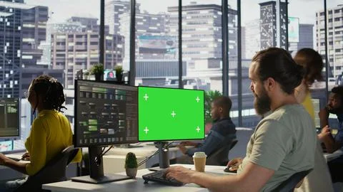 IT specialist programming using chroma key computer Stockfoto's