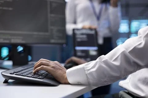 IT specialist in server farm minimizing failure of machines 库存照片