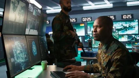 IT specialist uses artificial intelligence in military planning Foto stock