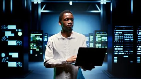 IT specialist walking between mainframes Foto stock
