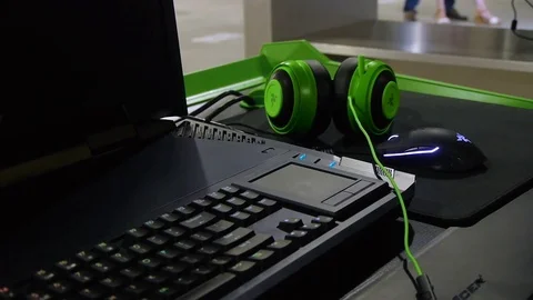 IT specialist's workplace, laptop, computer mouse, headphones on the table 스톡 동영상 81722667