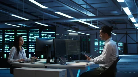 IT staff member in server hub establishing performance benchmarks Stockbeeldmateriaal 280717132