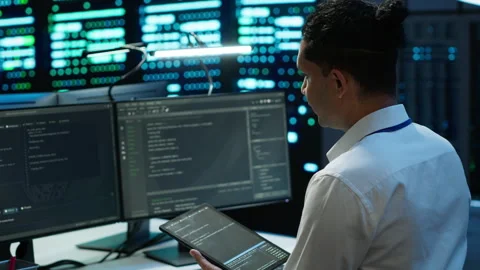 IT staff member in server hub establishing performance benchmarks Stockbeeldmateriaal 280721324