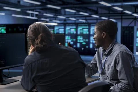 IT staff members ensuring data center equipment operates efficiently Stockfoto's