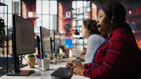 IT support expert in call center troubleshoots errors to minimize downtime 스톡 사진