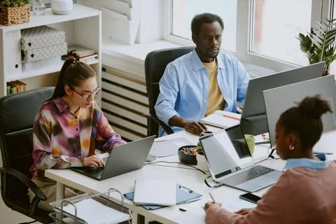 IT Team Coding in Cozy Office Foto stock