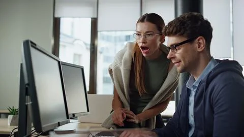 It team discussing project at computer. Woman supervisor consult office intern Stockfoto's