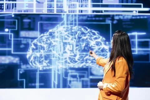 IT technician explaining impact of AI technology at event using AR visualization Foto stock