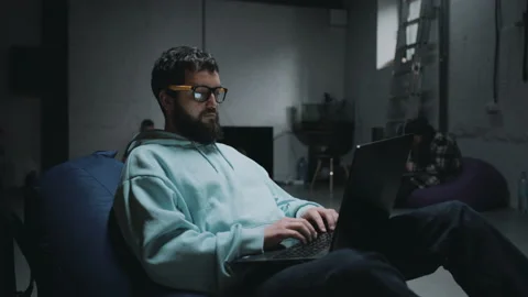 IT workers hearing the alarm during war Video stock 187600161