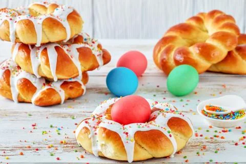 Italian braided Easter Bread Rings, top view Foto stock