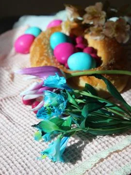 Italian Easter bread with eggs and flovers 스톡 사진