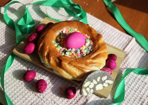 Italian Easter bread rings with eggs Stock Photos
