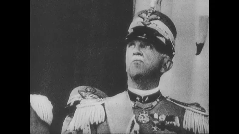 Italian fascist get off train and are cheered by the crowd Stock Footage 109554111