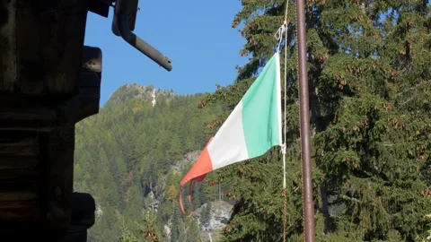 Italian flag waving with mountain background. Slow motion 4K 库存影片 166317277