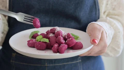 Italian gnocchi beetroot . 스톡 동영상 259295086