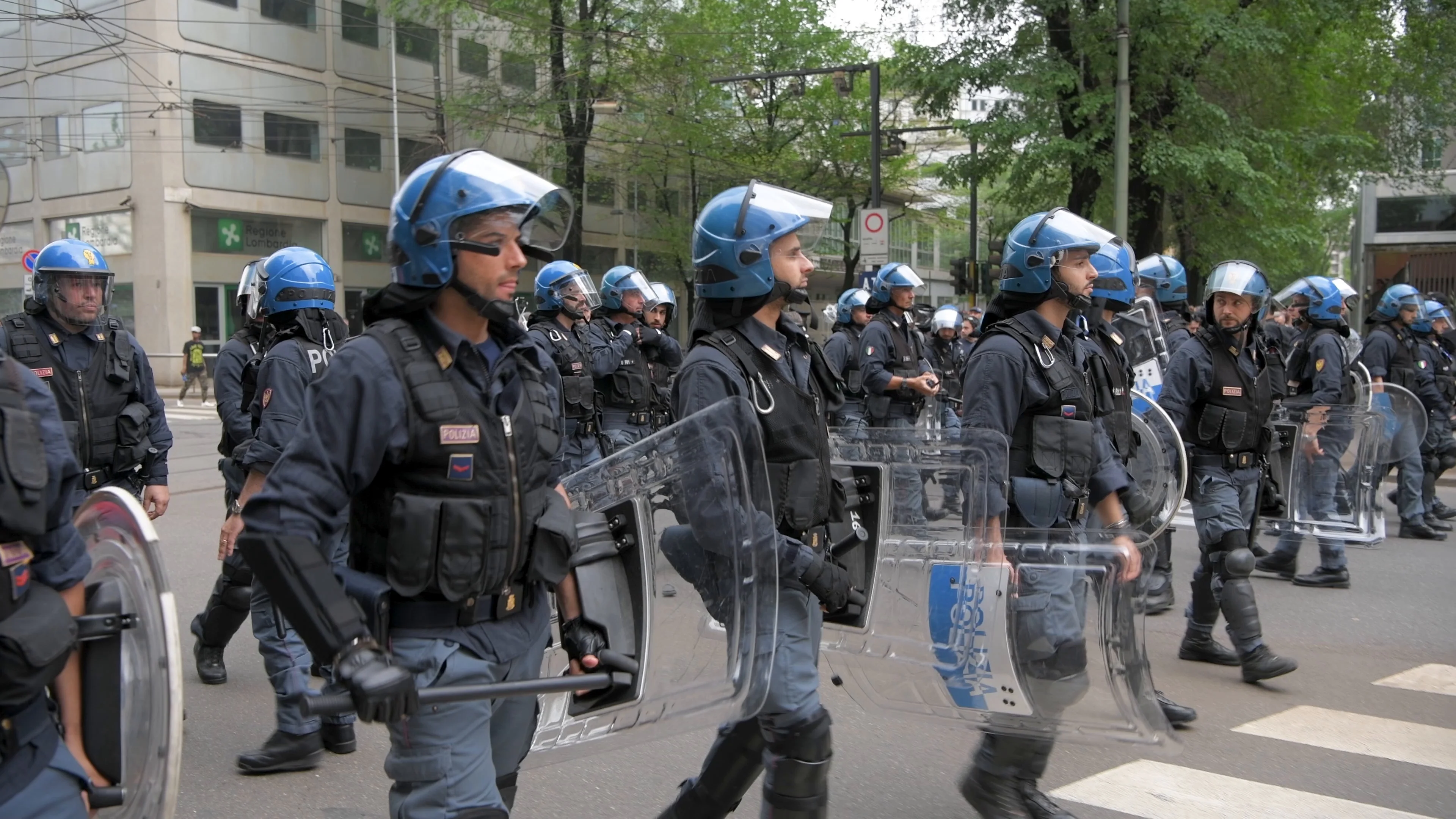 italian-riot-police-officers-walk-089423799_prevstill.jpeg
