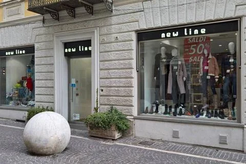  Italien, Via Giovanni Branca in Pesaro. New Line Fashion-Store, Mode und ... Stock Photos