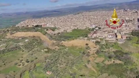 Italy: Ongoing landslide could force more evacuations, Italys Civil Prot... Vidéo 327727265
