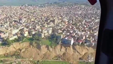Italy: Ongoing landslide could force more evacuations, Italys Civil Prot... Vidéo 327727285