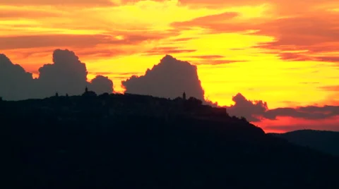 Italy, wide fixed shot of a typical Tuscany village at sunset. Stock-Footage 46597354