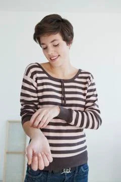 Itching in an adolescent Stock-Fotos