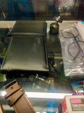Items inside a glass display case in a shop Stock-Fotos