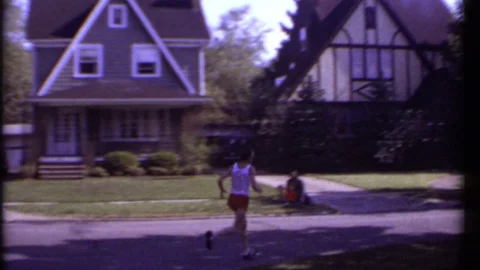 ITHACA NEW YORK-1979: Runner Jogs Through Suburb Then Onlookers Watch Vídeos de archivo 125226335