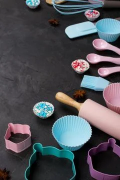 It's cooking time. Baking tools on dark. Recipe book background concept. Foto stock