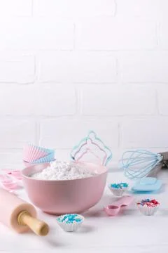 It's cooking time. Baking tools on white. Recipe book background concept. Foto stock