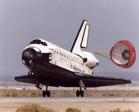 With its drag parachute deployed to help slow it down, the Space Shuttle D... Foto stock