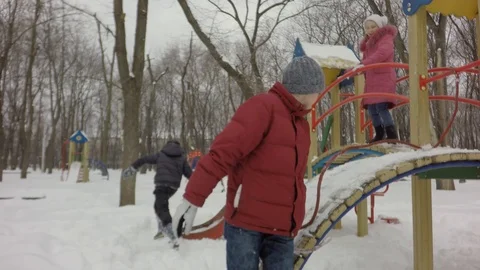 It's snowing, it's cold.  Little children have fun in the winter. 库存影片 87740470