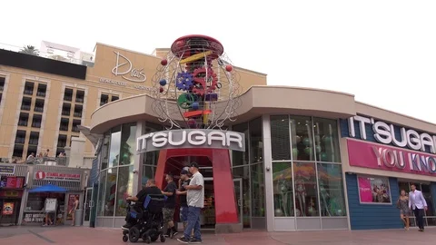 Its Sugar candy store in downtown Las Vegas 4k Vídeos de archivo 111223154