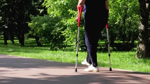 Its too difficult to walk on crutches 動画素材 78023382