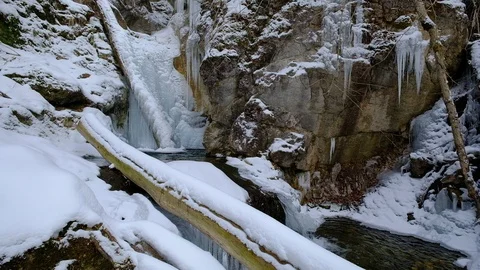 Ittle waterfall in valley bodinggraben, national park kalkalpen, austria Vidéo 126966775