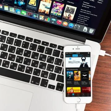 ITunes on Apple iPhone 6 device display Foto stock