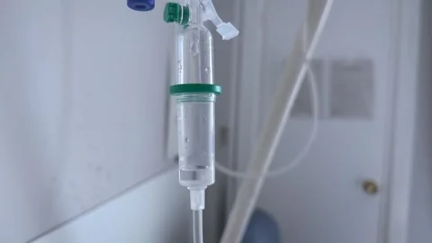 IV drip chamber in a hospital setting. Vídeos de archivo 345168987